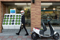 電動スクーターのリーディングカンパニーである台湾のGogoro(ゴゴロ)。同社のスクーターのバッテリーは脱着式で、台湾では既に、写真のようなバッテリーステーションが1000カ所以上設けられているという。EVの本格普及をもくろむなら、こうした施策も検討するべきだろう。