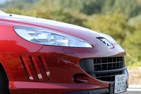 特徴的なヘッドランプは、コーナリング時、カーブの先に向かって光軸をシフトさせる“ディレクショナル機能”を備える。