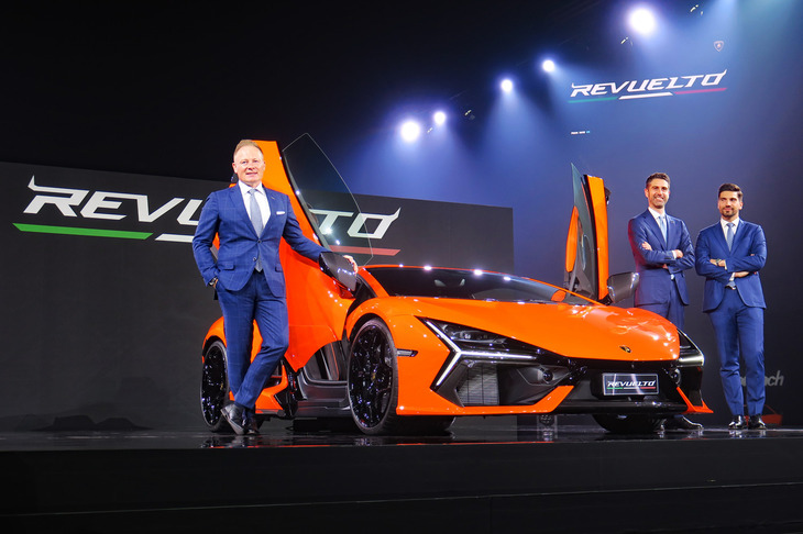 「ランボルギーニ・レヴエルト」と、写真向かって右からランボルギーニ・ジャパンのダビデ・スフレコラ代表、ランボルギーニのプロダクトラインダイレクターであるマッテオ・オルテンツィ氏、デザイン部門の統括責任者であるミィティア・ボルケルト氏。