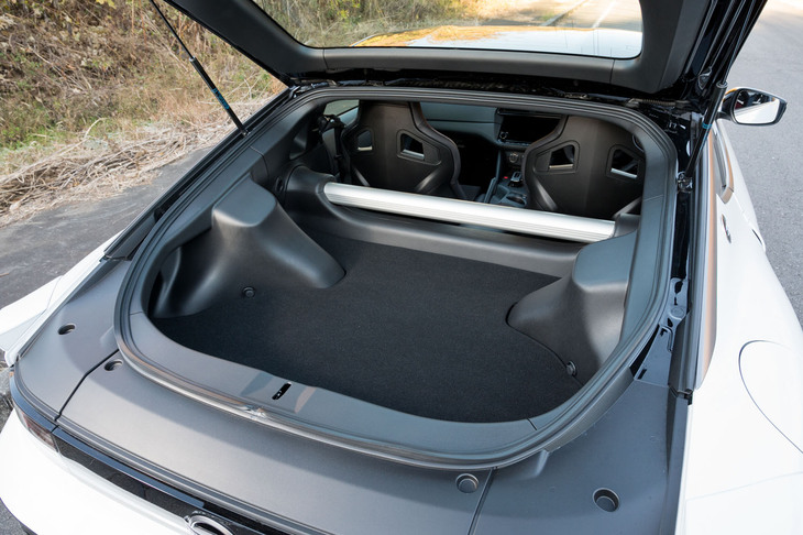 ホイールハウスなどの張り出しはあるが、GTカーらしいラゲッジスペースが備わっている。こまごまとしたものはシート背面のボックスにも入る。