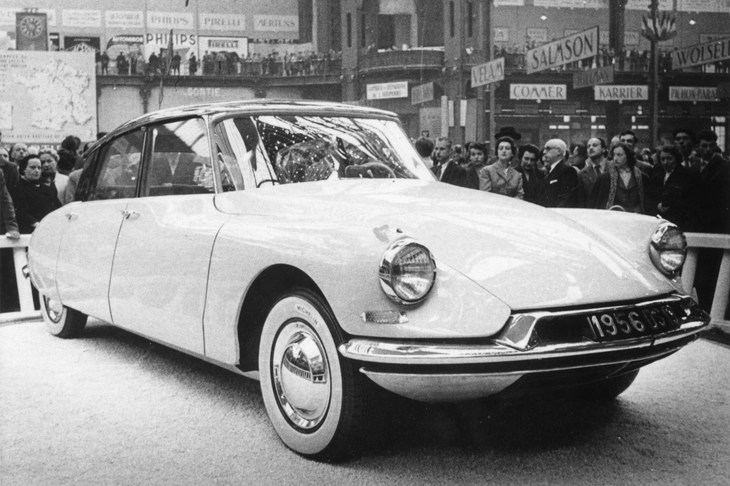 1955年のパリサロンで発表された「シトロエンDS」。類例のないクルマを一目見ようと、展示スペースには多くの人がつめかけた。