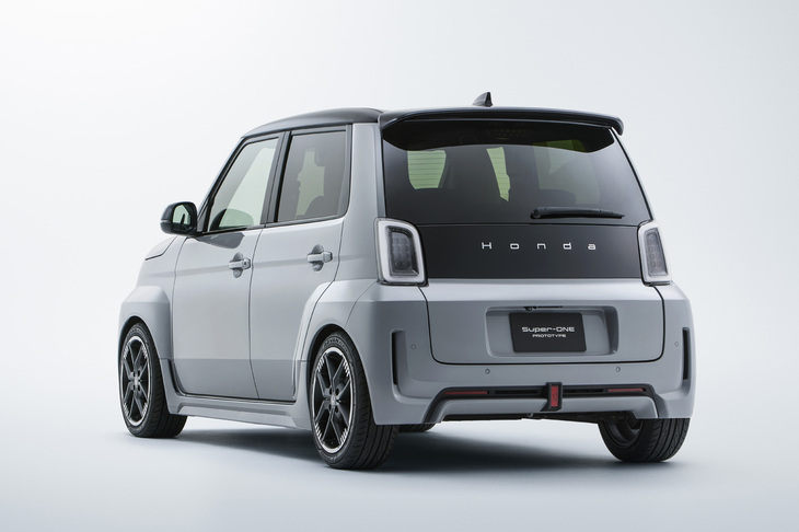 「スーパーONE プロトタイプ」のリアビュー。軽自動車「Nシリーズ」のプラットフォームを活用する。左右に張り出したブリスターフェンダーによってトレッドを広げたワイドなスタンスが特徴だ。