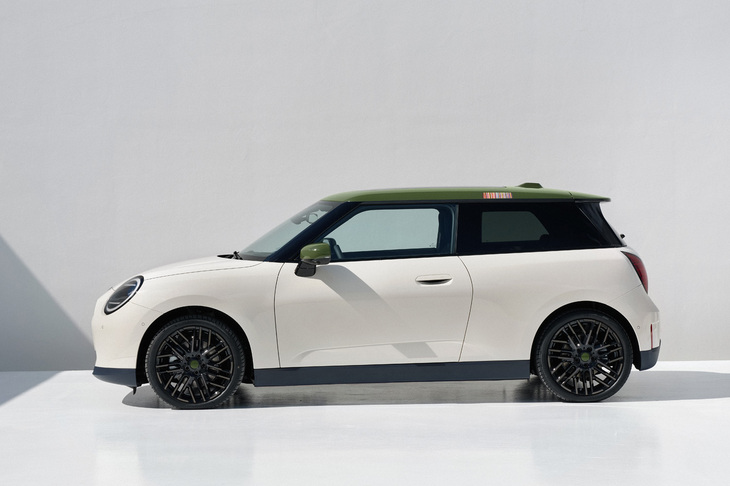 「MINIポール・スミスエディション」のサイドビュー。ポール・スミスのレタリングがボディー各所に採用される。