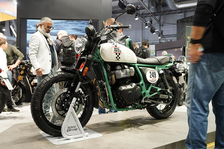 さらにロイヤルエンフィールドは、新型スクランブラー「ベア650」も発表した。この車両は、2018年にデビューして現行2気筒カテゴリーを構築した2機種「コンチネンタルGT650」「INT650」からエンジン&フレームを踏襲しており、そこに倒立フロントフォークを採用。それに合わせてフレームを強化するとともに、電子制御システムやTFTディスプレイを搭載するなど、モダンな装備が取り入れられている。