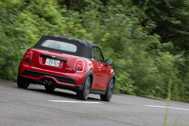 4座の手ごろなコンパクトオープンは、今や世界的に貴重なクルマ。「MINIコンバーチブル」は存在するだけでもありがたいモデルなのである。