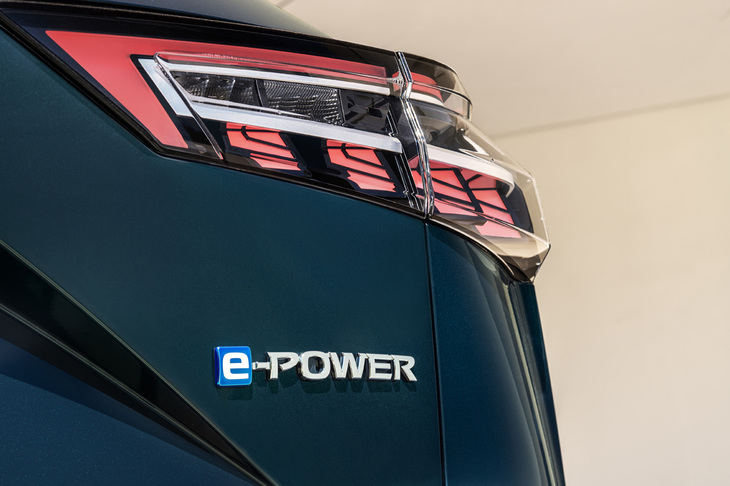 第3世代の「e-POWER」は、実走行条件で最大16%、高速道路では14%の燃費向上を確認しているという。日産は欧州で「燃費性能を4.5リッター/100km(WLTP)に向上し、セグメントトップクラスとなる最大航続距離1200kmを実現する」とうたっている。