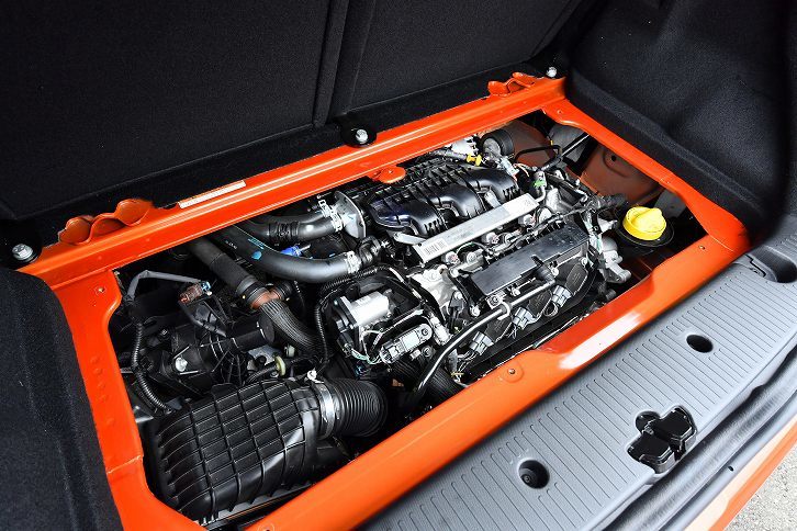 0.9リッター直3ターボエンジンはラゲッジルームのフロアを取り外すと現れる。109psと170Nmを生み出す。