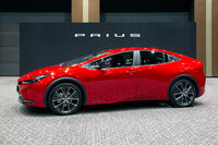 低い車高が目を引く新型のサイドビュー。2代目以降の“おむすび型”のルーフラインを捨て、よりウエッジシェイプを強調したスタイリングとなった。