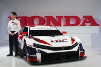 ステージ上で「シビック タイプR-GTコンセプト」を紹介したHRCの渡辺康治 代表取締役社長。