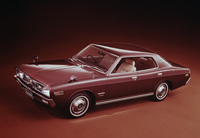 ほぼ同時にフルモデルチェンジしたライバルの「日産セドリック/グロリア」(230型)が、1972年に追加設定した日本初の4ドアハードトップ。写真はセドリックだが、イメージキャラクターも「クラウン」の山村 聰に対抗してロマンスグレーが映える俳優の二谷英明を起用していた。