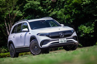 2022年7月に上陸した「メルセデス・ベンツEQB」。3列シート7人乗りのコンパクトSUV「GLB」をベースに開発されたEVで、駆動方式はFWDと4WD(写真)の2種類をラインナップする。