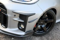 外装にはTOM'Sがラインナップする空力パーツをひととおり装備。フロントまわりには、走行風を整流するディフューザーやカナードなどが装着される。