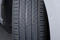 太い縦溝が4本まっすぐに通ったデザインが目を引く「プライマシー5」のトレッド面。ショルダー部は太い横溝と細い横溝を組み合わせることで、静粛性を損なわずに排水性能とエッジ効果を向上させる。内部構造の最適化によるトレッド面の均一な接地圧分布も実現しており、加速時やブレーキング時、コーナリング時でも接地面が安定するほか、偏摩耗の抑制にも寄与するという。