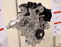 ハイブリッド車用の1.5リッター直3エンジン。基本はノンハイブリッドの1.5リッターモデルと同じだが、バランスシャフトの有無と燃料の噴射方式が相違点。