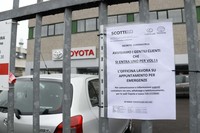 トヨタの販売店。ショールームには「一度に1人だけ入店が許される」と記された紙が残されていた。修理サービスは予約制とのこと。