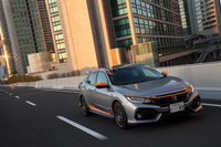 ホンダの純正アクセサリーを手がけるホンダアクセスの用品が装着された「シビックハッチバック」。「ルナシルバー・メタリック」のボディーに、オレンジのアクセントが映える。