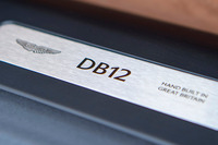 「DB」シリーズの車名は、今日に至るアストンマーティンの礎を築いた経営者、デイヴィッド・ブラウンの名からとられたもの。今年で75周年を迎える、伝統ある車名だ。