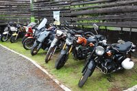 来場したメディア関係者のバイク。なかには「取材がてらメーカーの広報車で来ました」という人もいたけれど、ほとんどが自身のバイクでの参加。みんなのバイクを眺め、話を聞いているだけでも楽しかった。