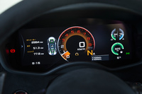 「570Sスパイダー」に装備される、フルデジタルのメーターパネル。各種走行データや、走行モード調整機構「アクティブダイナミクスコントロール」の状態など、さまざまな情報が表示される。