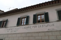 写真C。「忠誠のために死ぬ備えができていない者は、忠誠を公言するに値しない」。ラッダ・イン・キャンティ村で2018年4月に撮影。