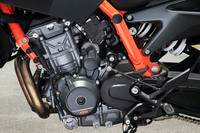 排気量890ccの新型2気筒エンジン。最高出力は「790デューク」の105PSから121PSにアップしている。