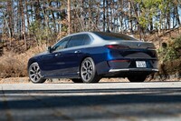 「i7 XDrive60エクセレンス」の車両本体価格は1670万円。2023年3月生産分から1710万円への値上げが発表されている。