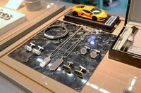 タテオシアン・ロンドンのアウトモービリ・ランボルギーニ・コレクションは、チタンを多用。手にすると驚くべき軽さである。