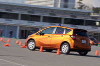 アクセルだけで加速と制動を操作できる「ワンペダルドライブ」と、シリーズ式ハイブリッドの採用によって実現した、モーター駆動ならではの加速レスポンスも「ノートe-POWER」の特徴となっている。