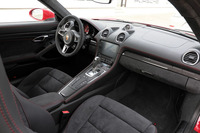 「ボクスター/ケイマンGTS」では、「ポルシェ トラックプレシジョン」と呼ばれるアプリケーションが利用可能。サーキットでのドライビングデータを記録し、詳しく分析できる。