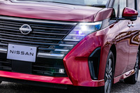 「e-POWERルキシオン」のヘッドランプとフォグランプを点灯した様子。フロントバンパー下部の左右には、走行中の空気をスリットから取り入れ、後方に流すためのエアカーテンが設けられている。