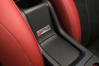 左右のシート間には、「Version Z」ロゴ入りのアルミ製コンソールプレートが添えられる。