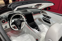 「マイバッハSL680モノグラムシリーズ」のコックピット。ステアリングホイールやステンレスペダル、ステップカバーにマイバッハのロゴが入る。