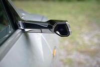 「バーチャルエクステリアミラー」のカメラは一般的なドアミラーと同じ場所に搭載される。ステーの格納/展開は手動式。