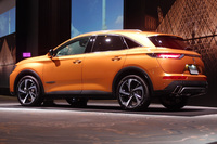 立体的なキャラクターラインが与えられたサイドビュー。グレードにより、20インチまたは18インチのアルミホイールが組み合わされる。