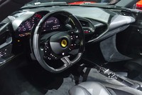 ダッシュボードやインストゥルメントパネルは、「SF90ストラダーレ」用に専用設計されている。フェラーリ初となる16インチのフルデジタル曲面クラスターを採用。