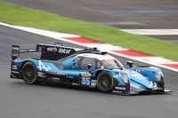 富士6時間耐久レースより、サーキットを走るアルピーヌ・エルフ・チームのLMP2マシン。2023年のLMP2クラスでは、すべてのチームがオレカ製のシャシーにギブソン製のV8エンジンを搭載した共通のマシンを使用している。