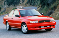 1991年「日産セントラ2000SE-R」。7代目「サニー」(B13)の北米仕様で、国内向けには存在しない2ドアセダンの、これまた国内向けにはない2リッター直4 DOHCエンジン搭載のホットグレード。