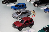 初代「トヨタ・プリウス」の脇には、さる高名なロボットの姿も。