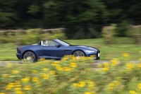 試乗車は2リッター直4ターボエンジンを搭載した「FタイプRダイナミック コンバーチブルP300」。「クーペ」も含めて2リッターモデルには4WDが設定されず、駆動方式は全車RWDとなる。