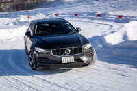 特設オフロードコースにおける試乗の様子。アクセル操作によるプッシュアンダーが、最小限に抑え込まれていることが確認できた。