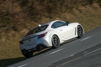 新型「スバルBRZ」と比べると、「GR86」のほうがフロントの入りがクイックに感じられた。