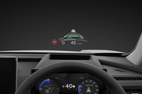 従来の「立面表示」から遠近感を生かし「斜め表示」へと変更した「カラーヘッドアップディスプレイ<スロープ(斜め)表示>」を採用。