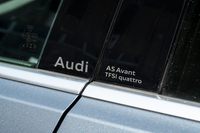 Bピラーにはモデルネームのデカールが貼られる。車両にグレード名まで記されるクルマは最近では珍しい。