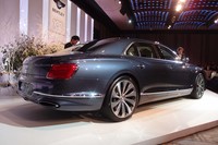 新型は、先代よりも彫刻的かつ男性的なフォルムが特徴とされている。