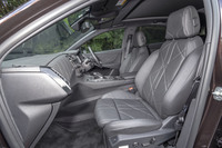 「グランシック」に標準装備されるブラックのレザーシート。座面や背もたれには複雑な格子柄がステッチされている。