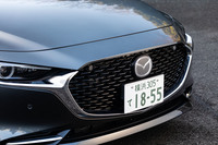 「スカイアクティブX」搭載車には、「G-ベクタリングコントロール(GVC)」と「アクティブエアシャッター」の協調制御も導入。エアシャッターの作動による空力の変化も考慮して、GVCのゲインをコントロールすることで、車両挙動制御の精度を向上させた。