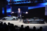 発表会では、トヨタ自動車の豊田章男会長も登壇。20年前のニュルブルクリンクで自分は古い「スープラ」を走らせることしかできず、他社の最新の開発車両に道を譲るばかりだったこと。その悔しさの先に今回の「GR GT」があることなどを伝えた。