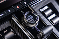 センターコンソールに設けられたエンジンのスタート/ストップボタン。スイッチを取り囲むリングがドライブモードの切り替えスイッチになっている。