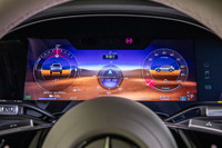 コックピットディスプレイは複数の表示スタイルを選択することが可能。表示は「スポーティー」「クラシック」「ジェントル」「ナビ」「アシスト」「サービス」、そして「EQS SUV」用として新たに設けられた「オフロード」(写真)の 7種類が用意される。