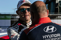 ヒュンダイのアダモと談笑するタナック。エースドライバーが抜けて、来年のトヨタはどうする!?